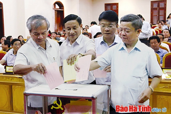 Lãnh đạo tỉnh cùng đội ngũ cán bộ chủ chốt các ban, ngành, địa phương tỉnh Hà Tĩnh bỏ phiếu giới thiệu nhân sự của tỉnh tham gia Ban chấp hành Trung ương Đảng khóa XII