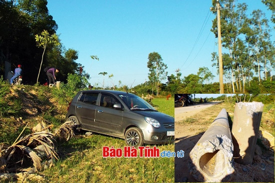 Đâm gãy cột điện, xế hộp lao xuống ruộng ảnh 1