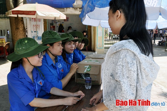 Hơn 500 tình nguyện viên Hà Tĩnh ra quân tiếp sức mùa thi 2015 ảnh 2