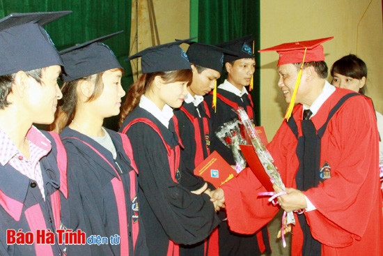 Cao đẳng nghề Việt - Đức trao chứng nhận tốt nghiệp cho 369 sinh viên ảnh 1