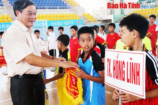 khai mac giai bong da nam nhi dong toan tinh nam 2015