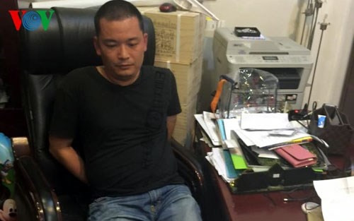 2 người Trung Quốc dùng thẻ ngân hàng giả rút hàng trăm triệu đồng ảnh 1