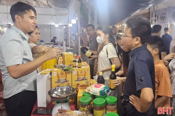 Nước mắm truyền thống “đắt hàng” tại hội chợ ở Hà Tĩnh