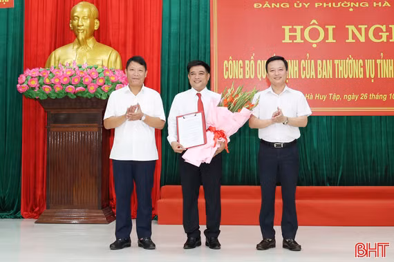 Đồng chí Phạm Văn Đức giữ chức Phó Bí thư Thường trực Đảng ủy phường Hà Huy Tập