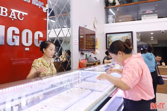 Giá vàng “đi ngang” ở vùng thấp, nhà đầu tư mòn mỏi chờ tín hiệu phục hồi