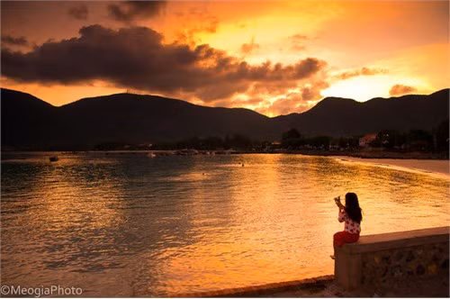 Hay chỉ cần ngồi ngay ở cầu tầu thị trấn bạn cũng có thể đắm mình trong khung cảnh thơ mộng nơi đây.