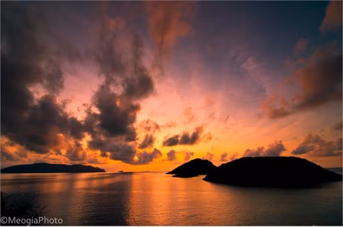 Đến với Côn Đảo bạn sẽ được thỏa sức khám phá những bãi biển tuyệt đẹp. Hãy bắt đầu bằng một buổi bình minh huyền ảo ở Côn Đảo.