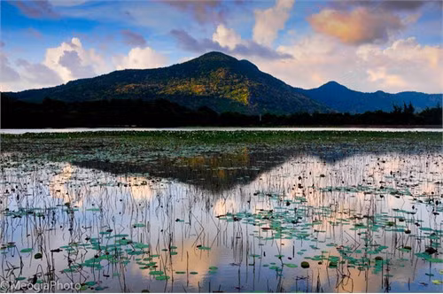 Và khi chiều xuống có thể ngắm hoàng hôn buông xuống trên hồ An Hải, hồ nước ngọt lớn nhất trên đảo.
