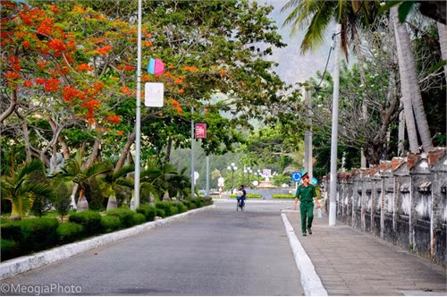 Nhịp sống bình yên của thị trấn Côn Đảo.