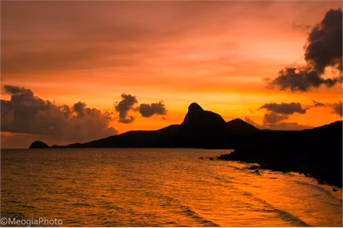 Hoàng hôn đỏ rực ở Bãi Nhát.