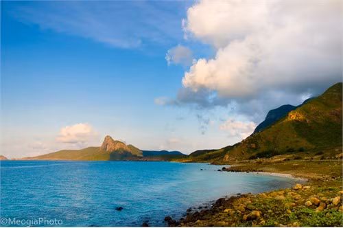 Bãi Nhát hay còn gọi là Mũi Cá Mập xanh biếc trong ánh nắng sớm của một ngày mới.