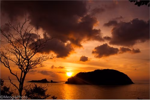 Hay lặng ngắm khung cảnh hoàng hôn rực rỡ trên mặt biển.