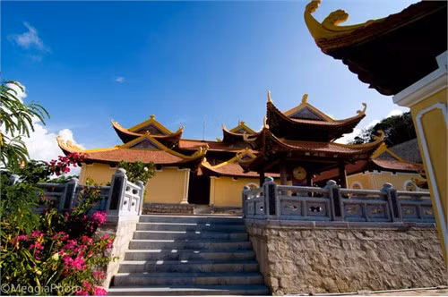 Ngoài những bãi biển đẹp bạn có thể đến thăm những di tích trên đảo như Chùa núi Một, hay miếu bà Phi Yến.