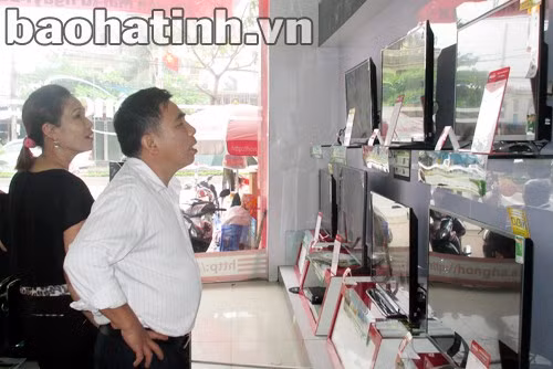 Chuẩn bị cho mùa World Cup nhiều khách hàng tranh thủ đến các siêu thị điện tử