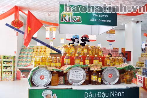 Hàng xếp hình xe tăng khá bắt mắt tại siêu thị Ocean mart