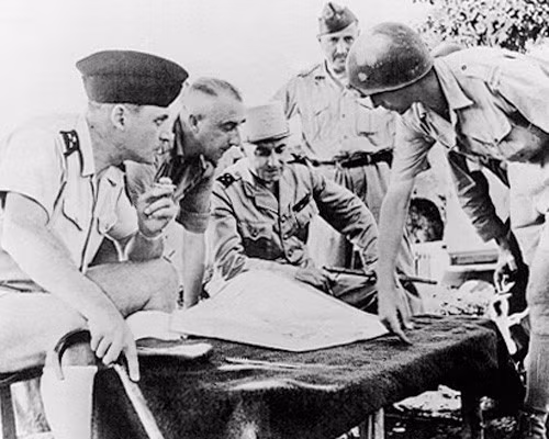 Tướng René Cogny (người cầm gậy), Christian de Castries (không đội mũ), và tướng Henri Navarre (giữa).