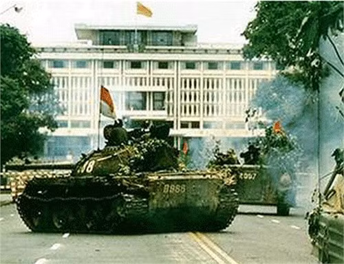 Xe tăng quân giải phóng tiến vào Dinh độc lập trưa ngày 30/4/1975. Ảnh tư liệu từ internet