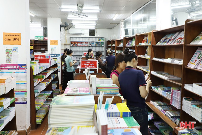 Để thuận tiện cho phụ huynh và các em học sinh tìm kiếm, chọn lựa sản phẩm, các cửa hàng, nhà sách đã bố trí các gian hàng theo khu vực, sách giáo khoa được sắp xếp theo khối lớp khác nhau.