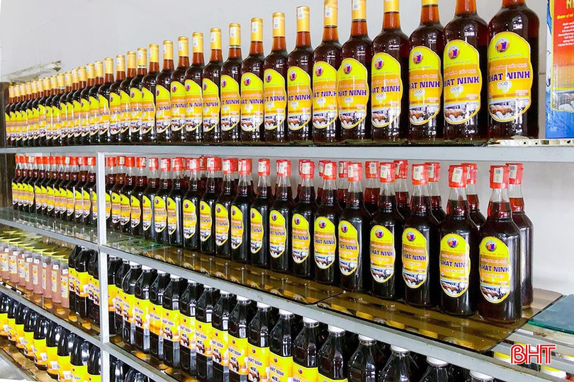 Nước mắm là sản phẩm "đắt hàng" nên được các cơ sở tăng tốc sản xuất, đóng gói để cung ứng cho thị trường. bqbht_br_3.jpg