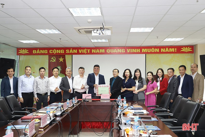 Dịp này, Mitraco Hà Tĩnh tặng quà chúc mừng Trường Đại học Hà Tĩnh nhân dịp Ngày Nhà giáo Việt Nam 20/11. bqbht_br_8.jpg