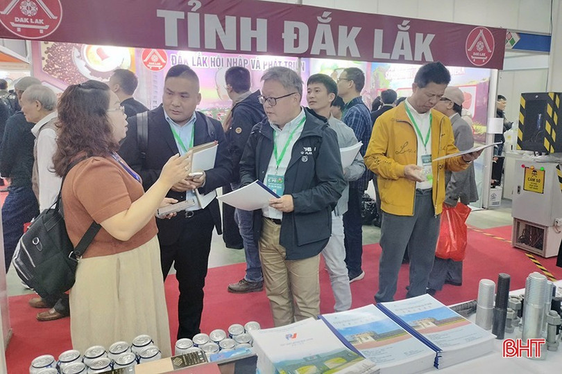 Chủ đầu tư các khu, cụm công nghiệp ở Hà Tĩnh giới thiệu các chính sách thu hút đầu tư đến các nhà đầu tư trong và ngoài nước tại Vietnam Expo 2025. z6471539958081-f8d53a287a516a77e54989e6160bfb82.jpg