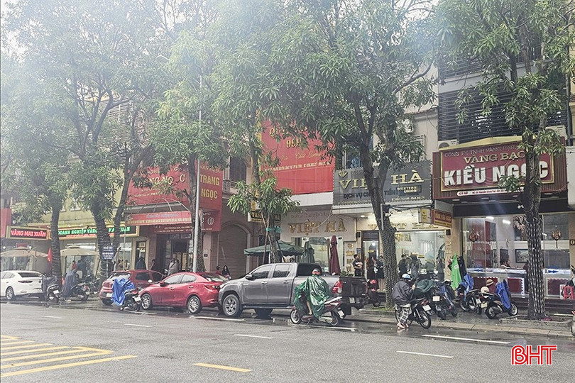 Bất chấp trời mưa, sáng nay (28/10), "phố vàng" Nguyễn Công Trứ vẫn nhộn nhịp mua bán. bqbht_br_d1.jpg
