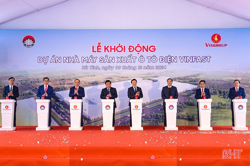Phó Thủ tướng Chính phủ Trần Hồng Hà, Bộ trưởng Bộ KH&ĐT Nguyễn Chí Dũng, Chủ tịch Tập đoàn Vingroup Phạm Nhật Vượng, các đồng chí lãnh đạo tỉnh, Ban quản lý KKT tỉnh, TX Kỳ Anh thực hiện nghi thức bấm nút khởi động dự án Nhà máy Sản xuất ô tô điện VinFast. bqbht_br_11.jpg