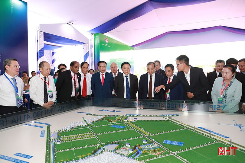 KCN VSIP Hà Tĩnh là một trong những dự án tạo định hướng phát triển công nghiệp xanh cho tỉnh nhà. Trong ảnh: Phó Thủ tướng Chính phủ Trần Hồng Hà cùng lãnh đạo tỉnh tham quan mô hình KCN VSIP Hà Tĩnh tại lễ khởi công dự án (tháng 6/2024). bqbht_br_13.jpg