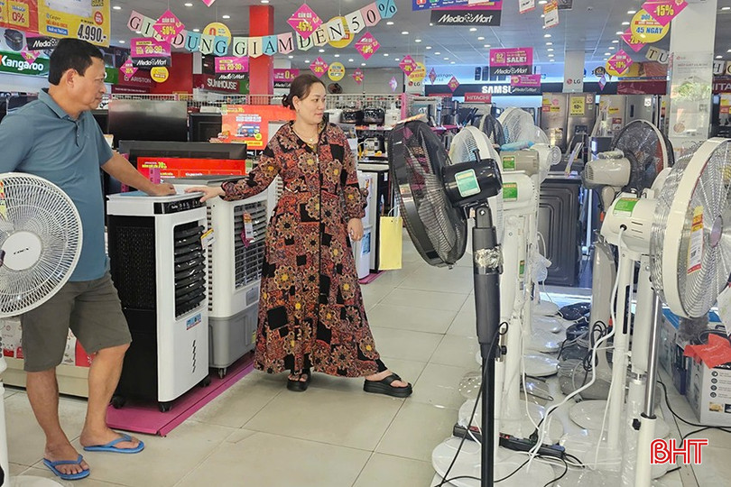 Thời điểm này, các cửa hàng điện máy tập trung kinh doanh những mặt hàng làm mát như quạt, điều hòa... bqbht_br_1-2046.jpg