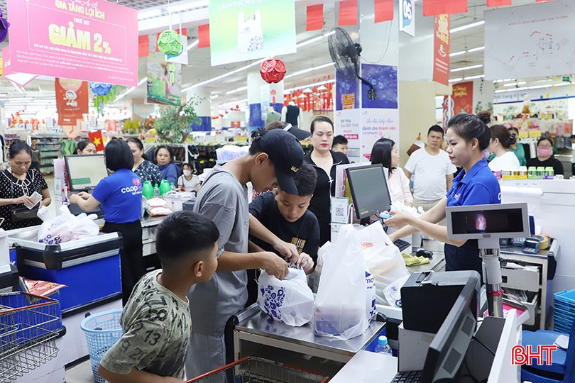 Hoạt động mua sắm sôi động trong dịp lễ góp phần tạo đà tăng trưởng cho ngành bán lẻ, phát triển thương mại dịch vụ trên địa bàn. bqbht_br_9-7757.jpg