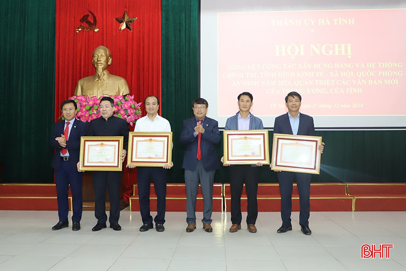 Lãnh đạo Thành ủy Hà Tĩnh trao bằng khen của Thủ tướng Chính phủ cho 4 cá nhân. bqbht_br_2-8819.jpg