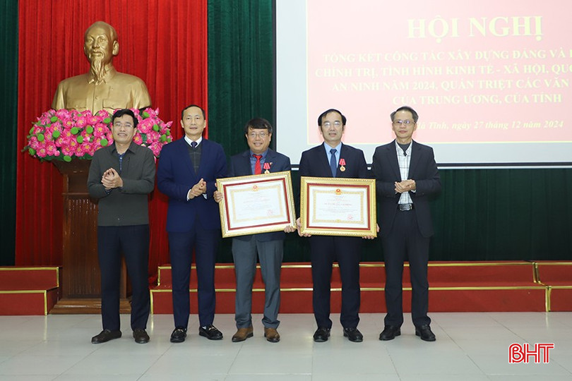 Lãnh đạo Ban Tuyên giáo Tỉnh ủy, UBKT Tỉnh ủy, Đảng ủy Khối CCQ&DN tỉnh trao Huân chương Lao động hạng ba cho các đồng chí: Dương Tất Thắng - Bí thư Thành ủy, Nguyễn Đức Danh - Trưởng ban Dân vận, Chủ tịch UBMTTQ thành phố. bqbht_br_3.jpg