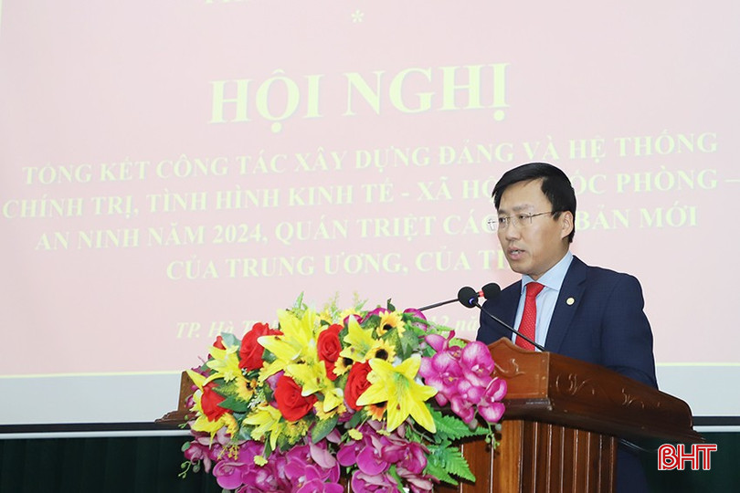 Phó Bí thư Thường trực Thành ủy Phạm Hùng Cường báo cáo công tác xây dựng Đảng, tình hình KT-XH, QP-AN năm 2024. bqbht_br_6-2177.jpg