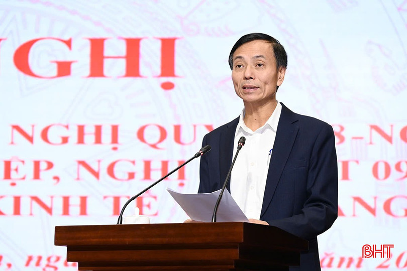 Ông Lê Trung Phước – Trưởng ban Quản lý KKT tỉnh báo cáo những kết quả thu hút đầu tư tại KKT Vũng Áng và đề xuất giải pháp để KKT trở thành trung tâm động lực tăng trưởng của tỉnh. bqbht_br_z6079888674825-4f28007b9cbcd5dfd0df63bb27bbe72b.jpg