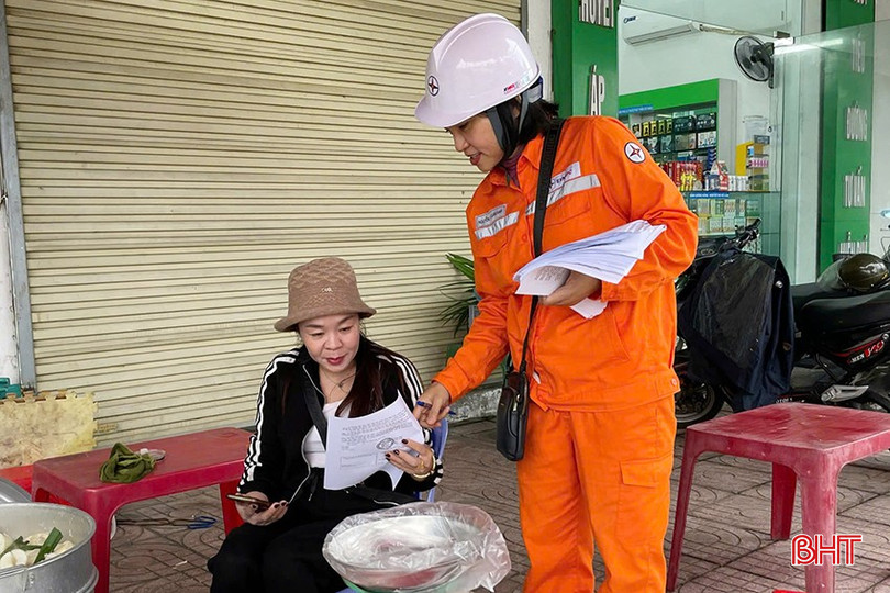 Ngành điện Hà Tĩnh tích cực tuyên truyền hình thức thanh toán không dùng tiền mặt đến người dân. bqbht_br_2-5792.jpg