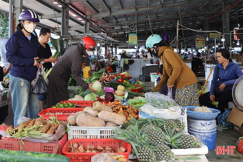 Sau bão, hoạt động thương mại đã quay trở lại, phục vụ người dân tiêu dùng. bqbht_br_6.jpg