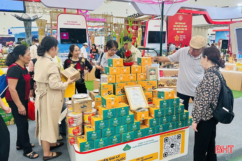 Customers visit and shop at Ha Tinh booth. bqbht_br_t7.jpg