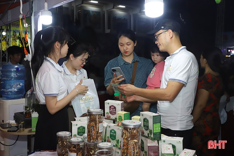 Hatisa giới thiệu và bán sản phẩm tại Hội chợ Thương mại sản phẩm OCOP, sản phẩm công nghiệp nông thôn tiêu biểu, sản phẩm chủ lực tỉnh Hà Tĩnh năm 2024, diễn ra đầu tháng 9/2024. 3-1600-7102.jpg