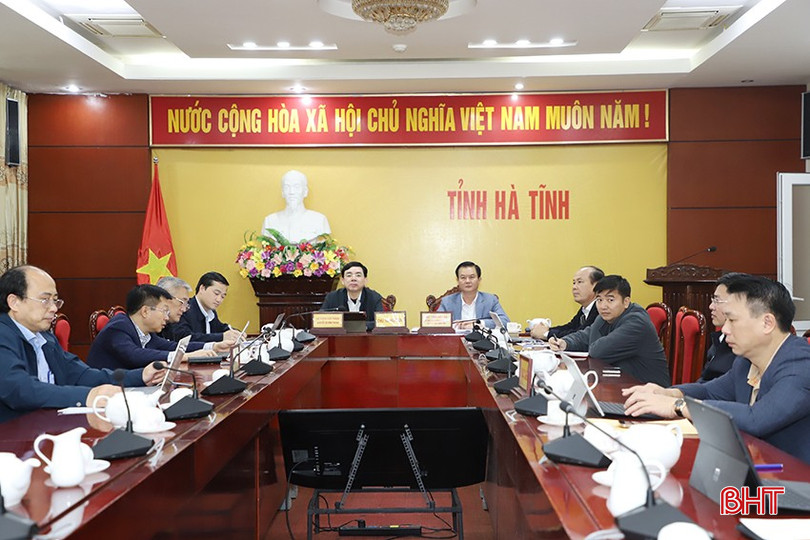 Phó Chủ tịch UBND tỉnh Trần Báu Hà và Giám đốc Sở Công thương Đặng Văn Thành chủ trì điểm cầu Hà Tĩnh. bqbht_br_2.jpg
