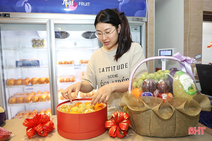Nhân viên cửa hàng hoa quả Thật Fruit đóng giỏ quà tặng để giao cho khách. bqbht_br_4.jpg