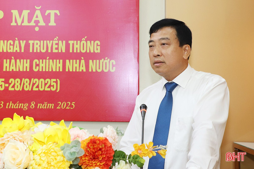 Phó Chủ tịch Thường trực HĐND tỉnh Trần Tú Anh phát biểu tại buổi gặp mặt. bqbht_br_03.jpg