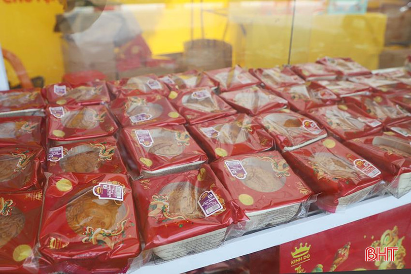Các loại bánh nướng, bánh dẻo truyền thống của Kinh Đô có giá từ 58 - 175 ngàn đồng/cái. 67.jpg
