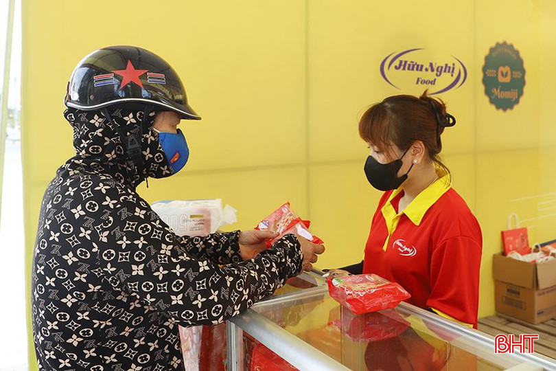 Thời điểm này, lượng khách mua bánh trung thu còn khá thưa thớt. Thời điểm này, lượng khách mua bánh trung thu còn khá thưa thớt.