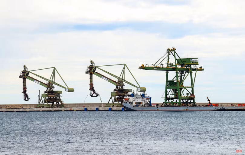 Cảng Sơn Dương hiện đang được Công ty TNHH Gang thép Hưng Nghiệp Formosa Hà Tĩnh khai thác một phần có khu bến chuyên dụng cho tàu trọng tải đến 35 vạn DWT.