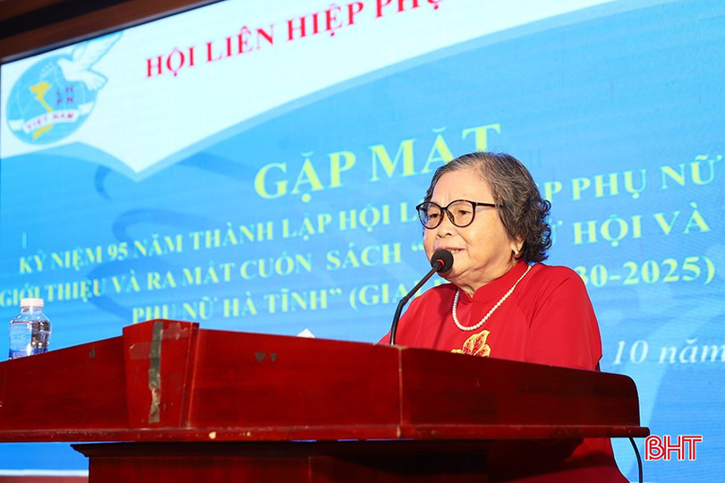 Bà Lương Thị Tuệ - nguyên Chủ tịch Hội LHPN tỉnh ôn lại lịch sử và chia sẻ những kinh nghiệm trong quá trình làm công tác hội. bqbht_br_1.jpg