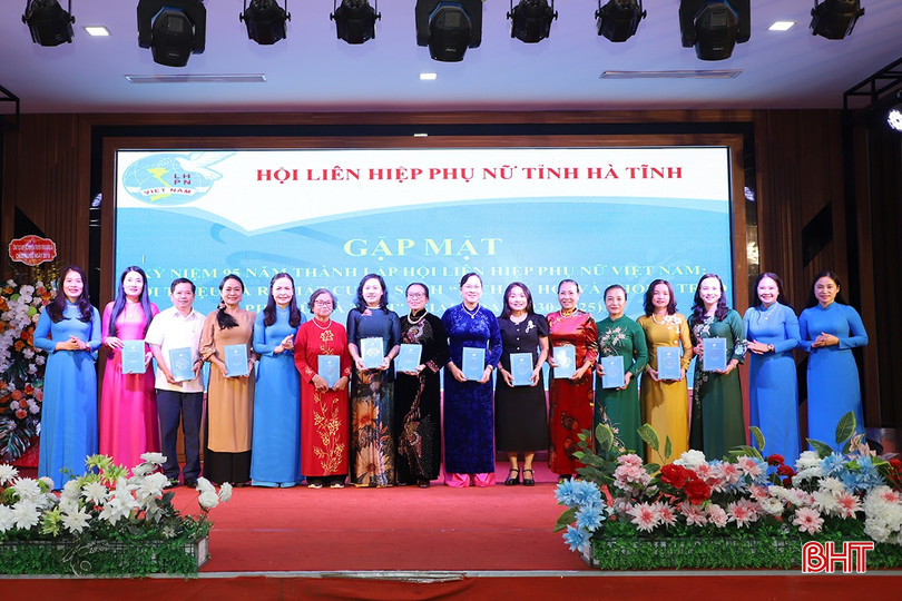 Lãnh đạo Hội LHPN tỉnh trao tặng sách cho các đại biểu. bqbht_br_2.jpg