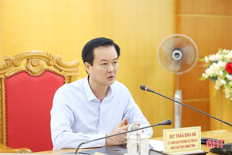 Phó Chủ tịch UBND tỉnh Trần Báu Hà chỉ đạo các đơn vị liên quan chuẩn bị lễ khởi công các dự án. bqbht_br_1-5527.jpg