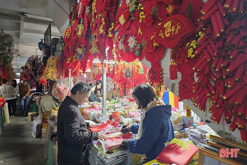 Với hơn 2.300 quầy hàng, chợ TP Hà Tĩnh là nơi tập trung đông người dân đến mua sắm dịp tết. bqbht_br_8.jpg