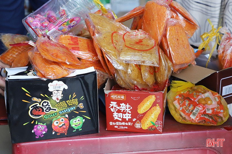 Bánh kẹo không nhãn mác, không đầy đủ thông tin và nhãn mác chỉ có chữ nước ngoài được bày bán ở khu vực xung quanh trường học là mối lo của nhiều phụ huynh. bqbht_br_1.jpg