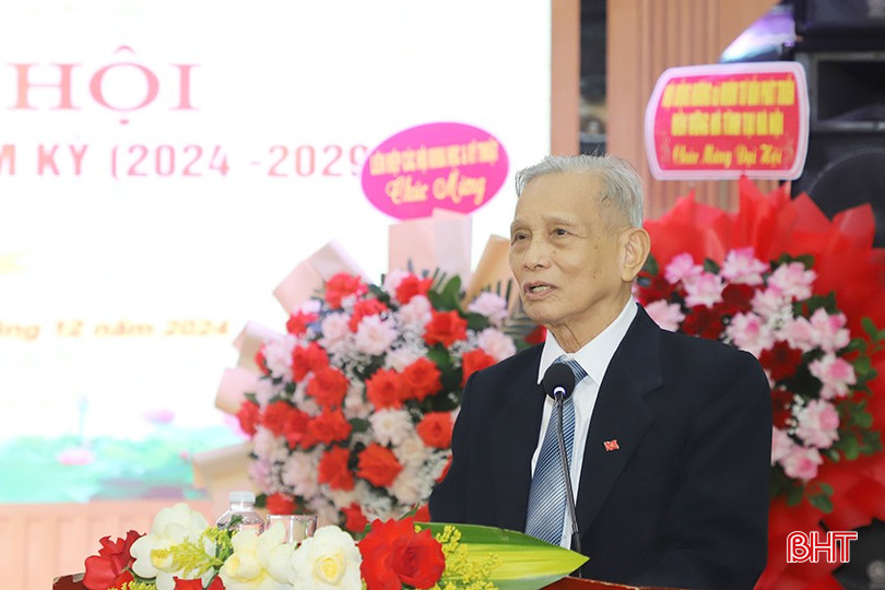 Nguyên Bí thư Tỉnh ủy Đặng Duy Báu đánh giá cao hoạt động, đóng góp của Hội Khoa học Kinh tế tỉnh và góp ý một số nội dung tư vấn cho tỉnh trên các lĩnh vực. bqbht_br_2.jpg